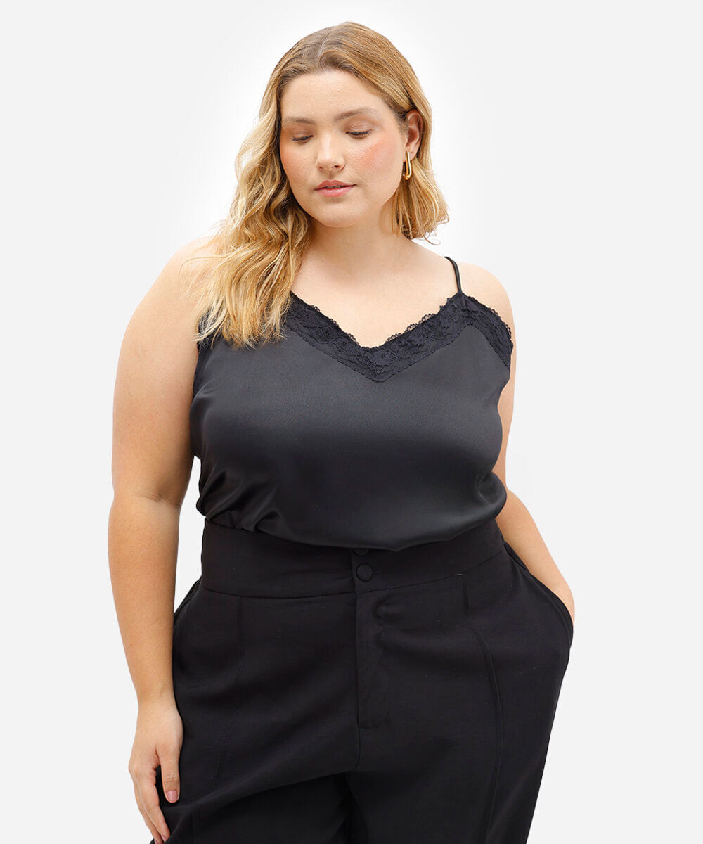 regata feminina acetinada com renda plus size preta
