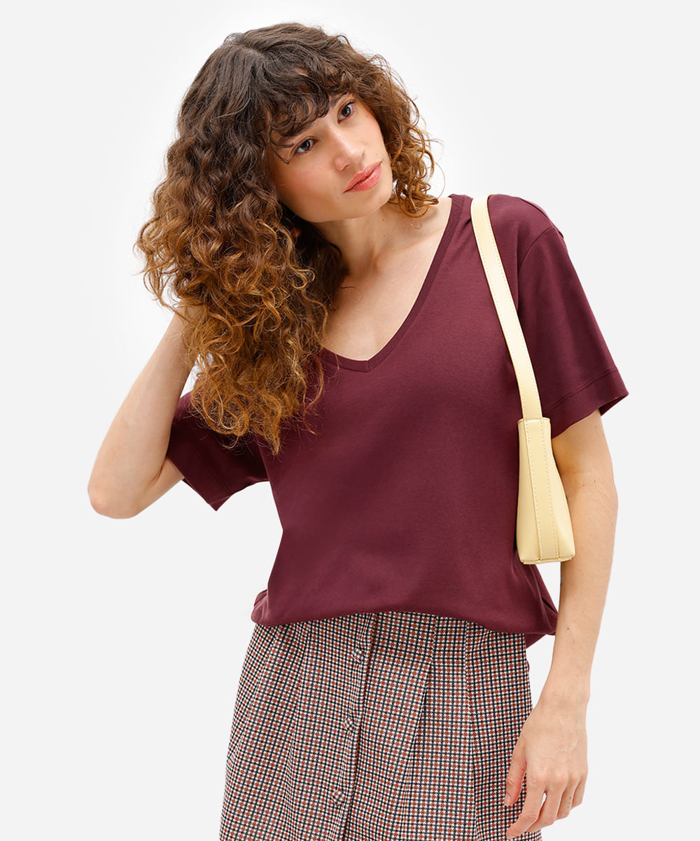 camiseta feminina de algodão peruano básica decote v vinho