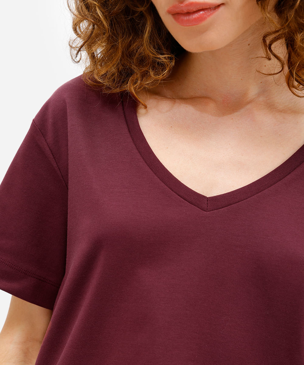 camiseta feminina de algodão peruano básica decote v vinho