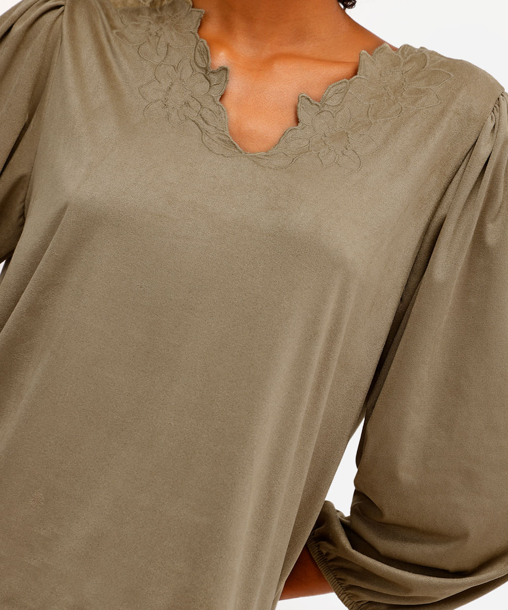 blusa feminina de suede decote v bordado floral verde