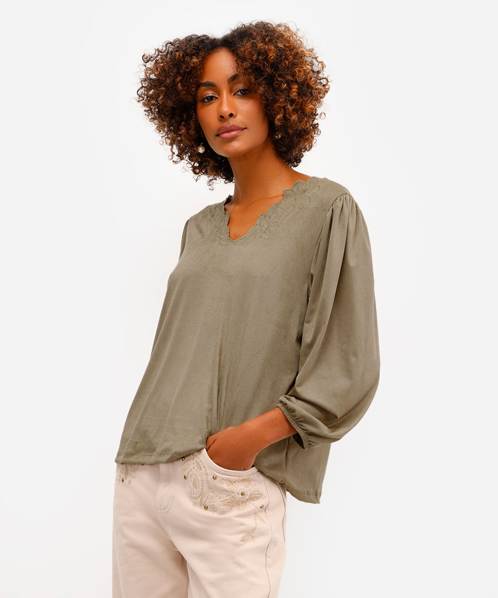 blusa feminina de suede decote v bordado floral verde