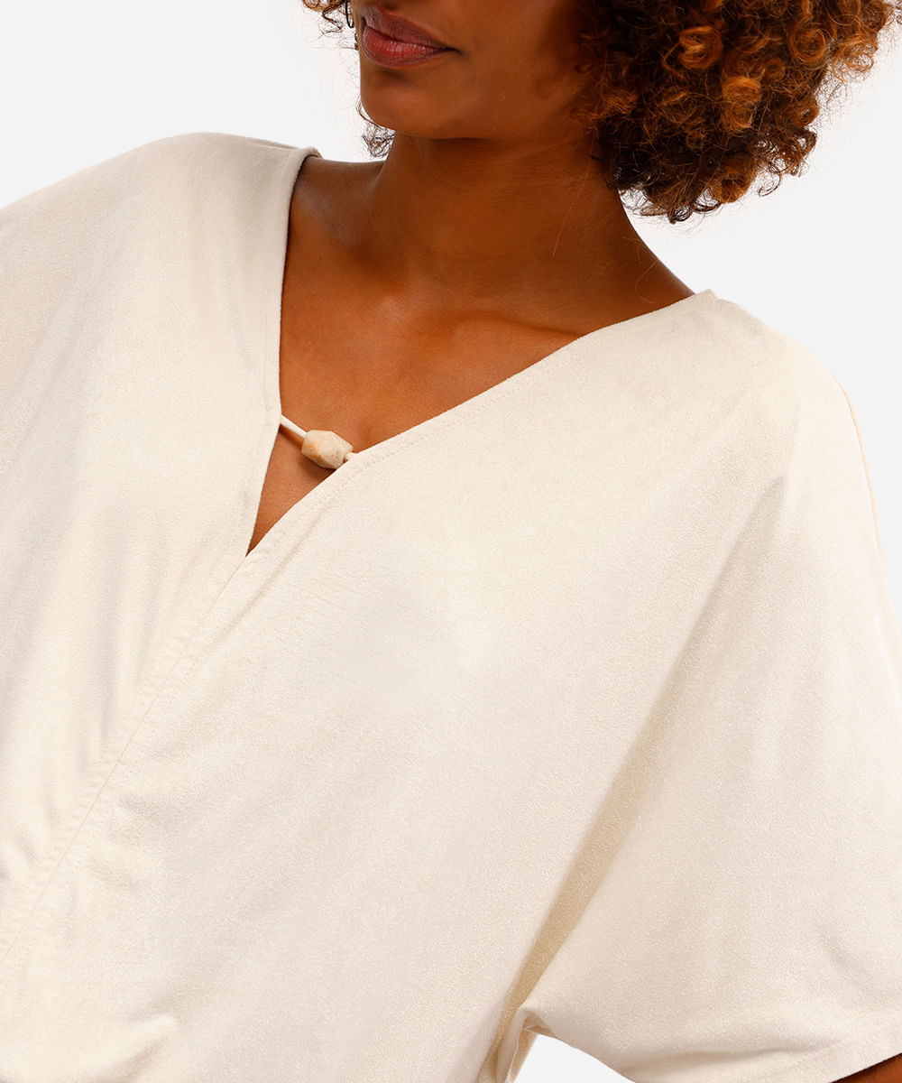 blusa feminina de suede decote v com aviamento bege