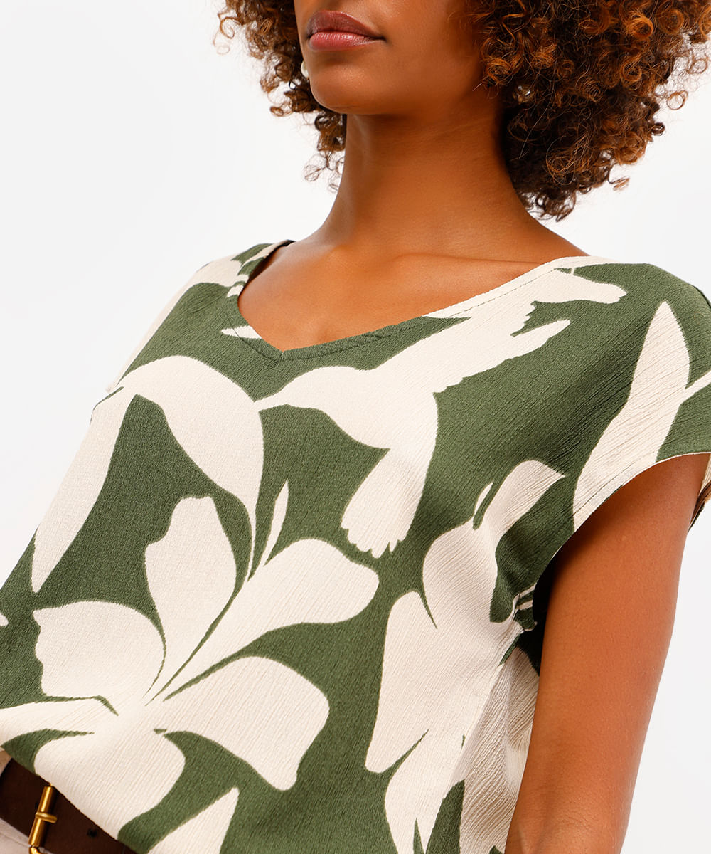 blusa feminina texturizada decote v folhagem verde