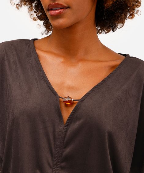 blusa feminina de suede decote v com aviamento marrom
