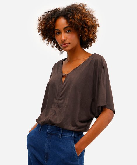 blusa feminina de suede decote v com aviamento marrom