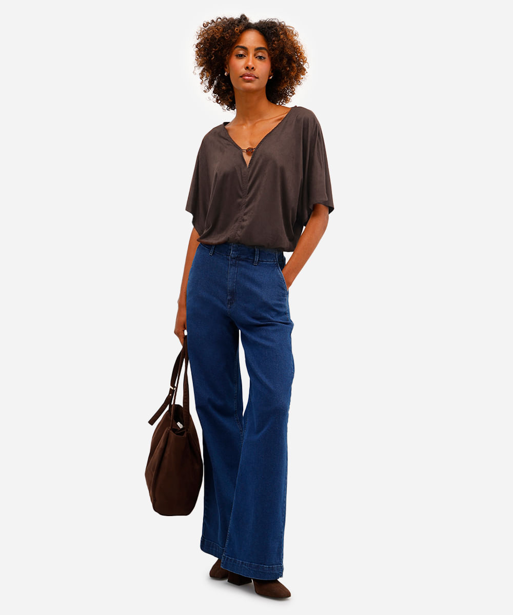 blusa feminina de suede decote v com aviamento marrom