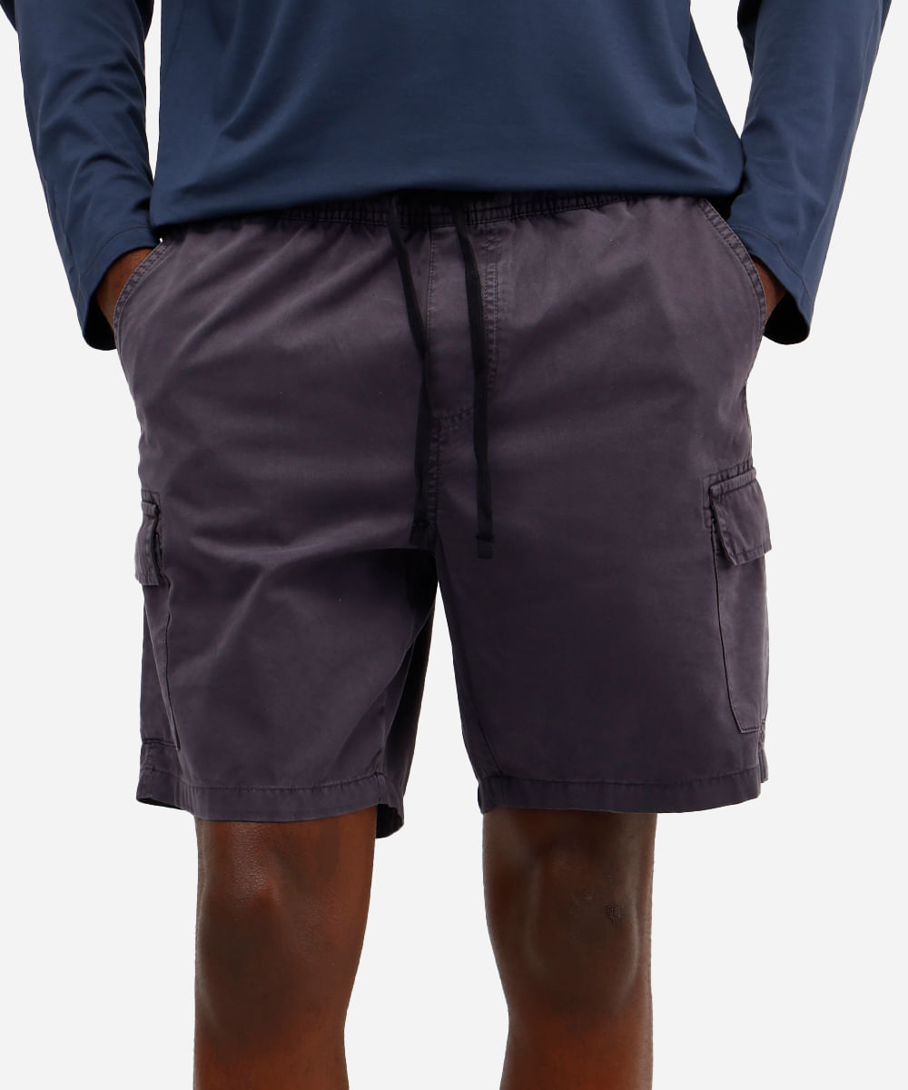 bermuda jogger masculina de sarja com bolsos cargo cinza