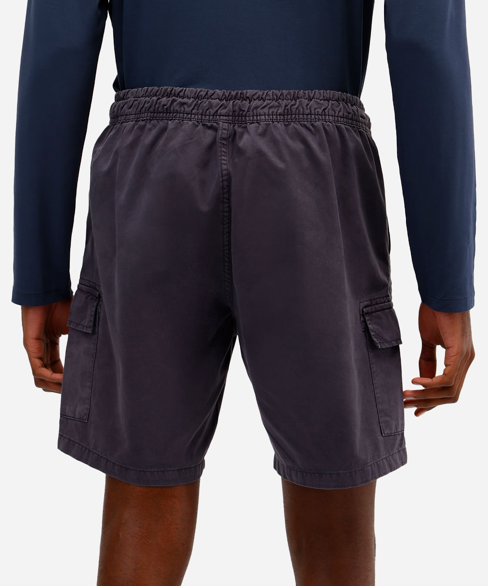 bermuda jogger masculina de sarja com bolsos cargo cinza