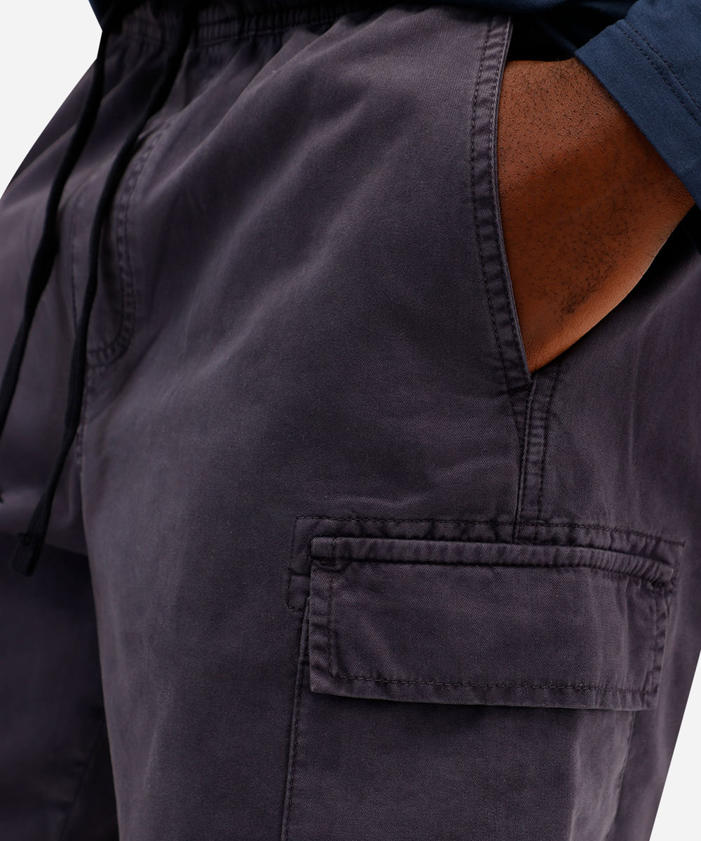bermuda jogger masculina de sarja com bolsos cargo cinza