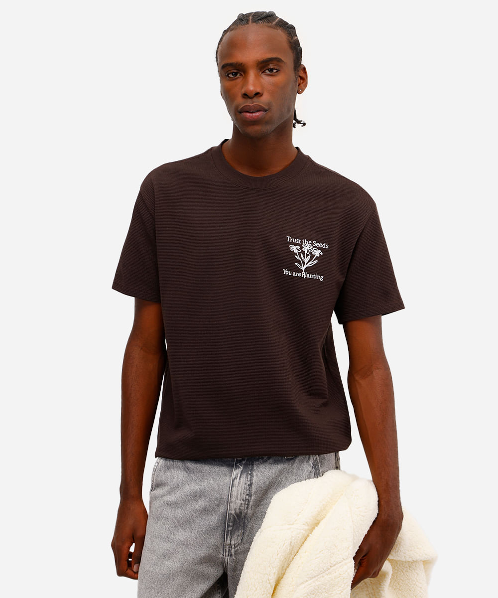 camiseta masculina bordada texturizada marrom