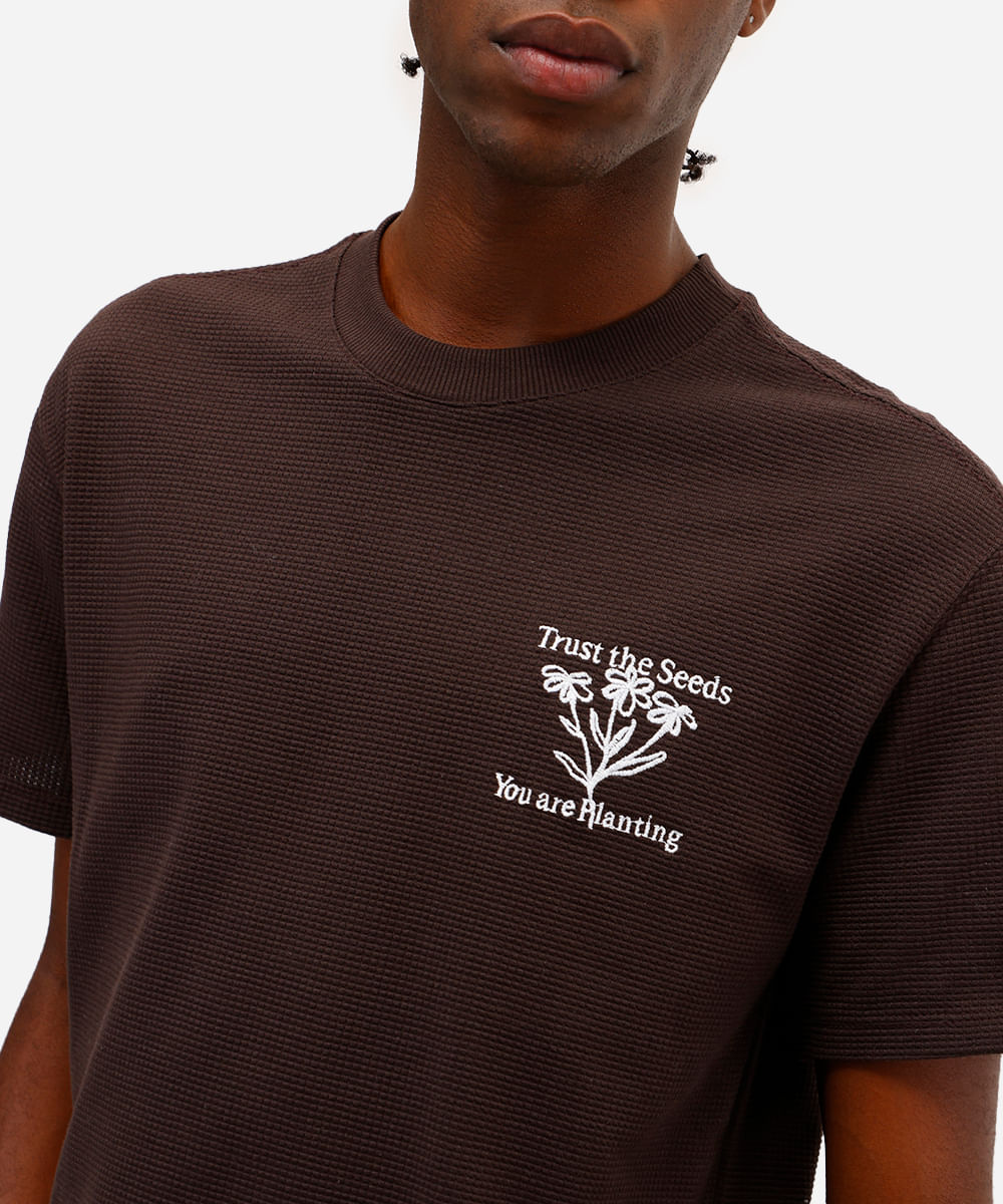 camiseta masculina bordada texturizada marrom