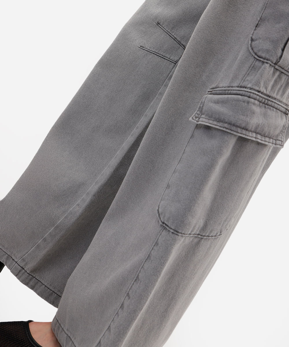 calça skater feminina jeans com bolsos cargo cinza