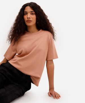 camiseta feminina de algodão peruano oversized com recorte marrom