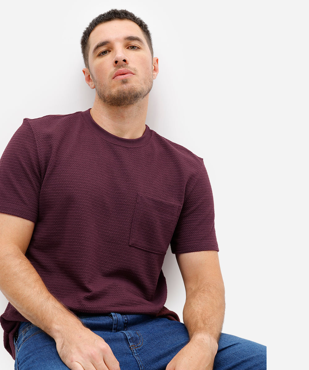 camiseta masculina com bolso texturizada vinho