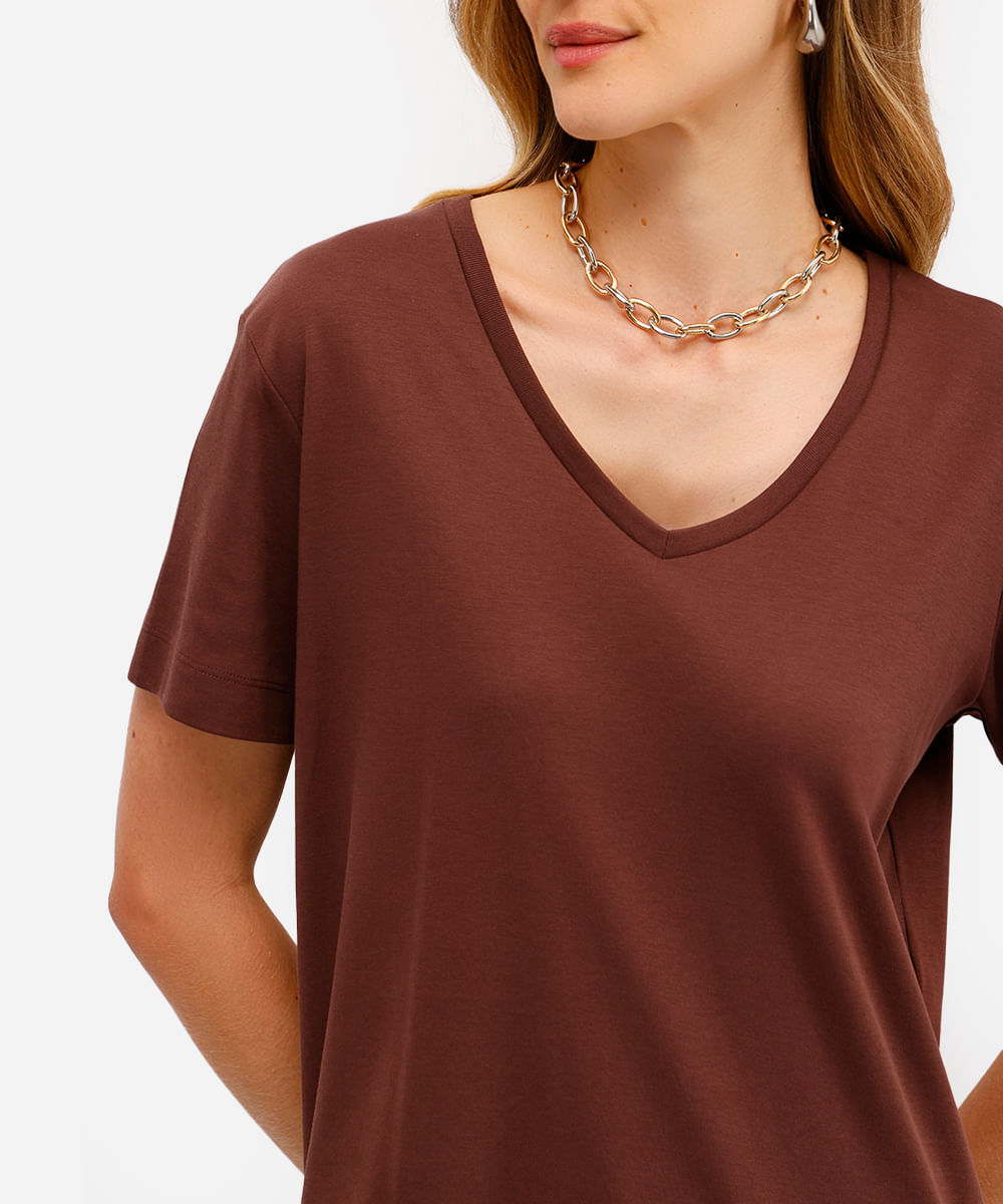 camiseta feminina de algodão peruano básica decote v marrom