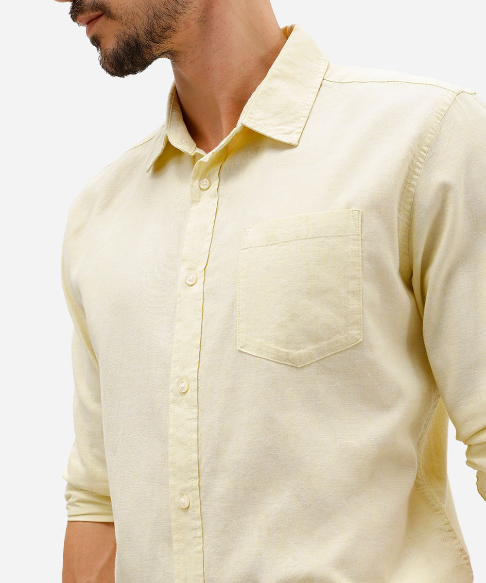 camisa comfort masculina com linho amarela