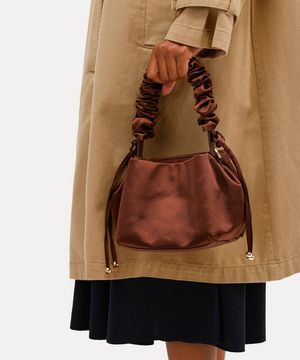 bolsa transversal acetinada com alça franzida rita lazzarotti marrom