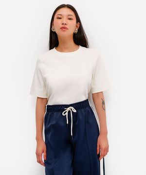 camiseta feminina de algodão peruano oversized com recorte off white