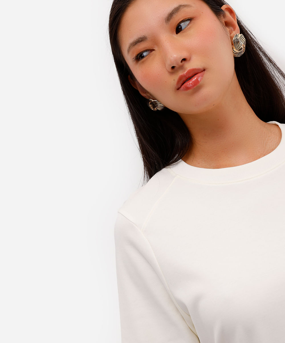 camiseta feminina de algodão peruano oversized com recorte off white