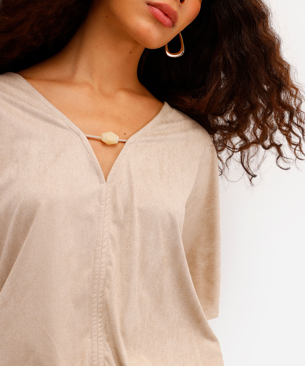 blusa feminina de suede decote v com aviamento bege