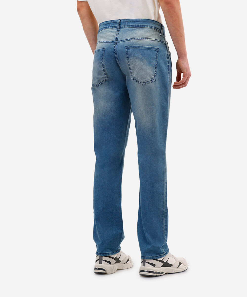 calça jeans reta com bolsos azul claro