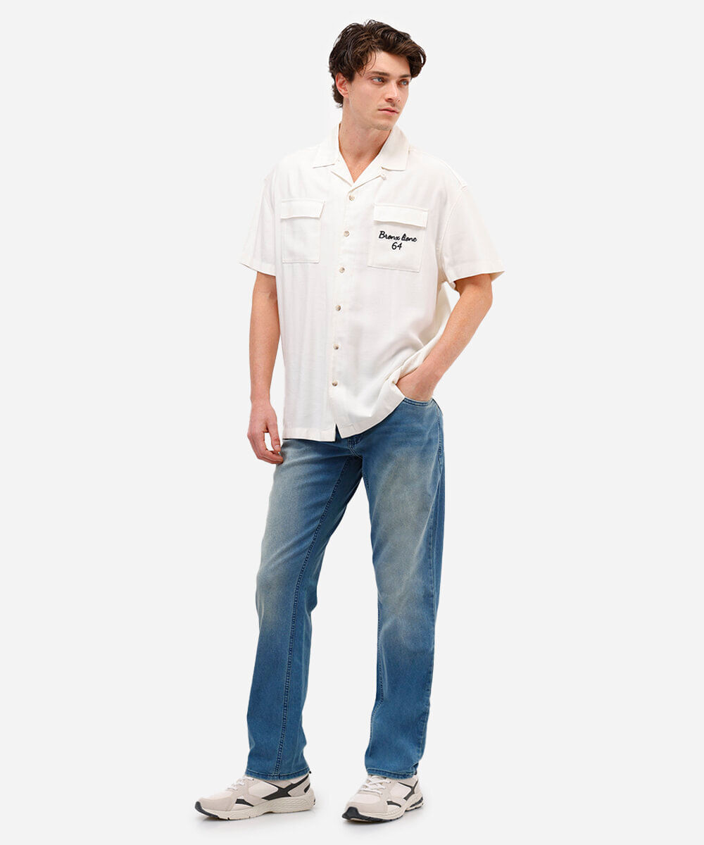 calça jeans reta com bolsos azul claro