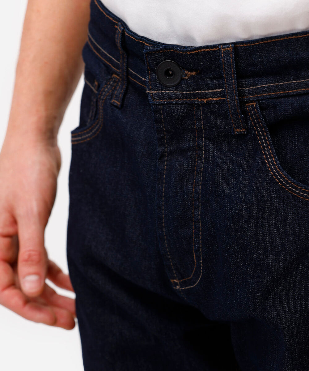 calça jeans reta com bolsos azul escuro