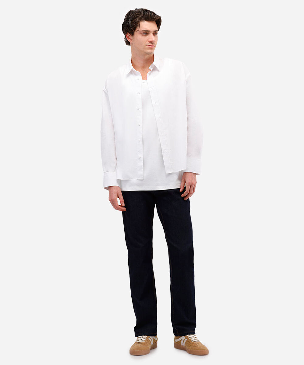 calça jeans reta com bolsos azul escuro