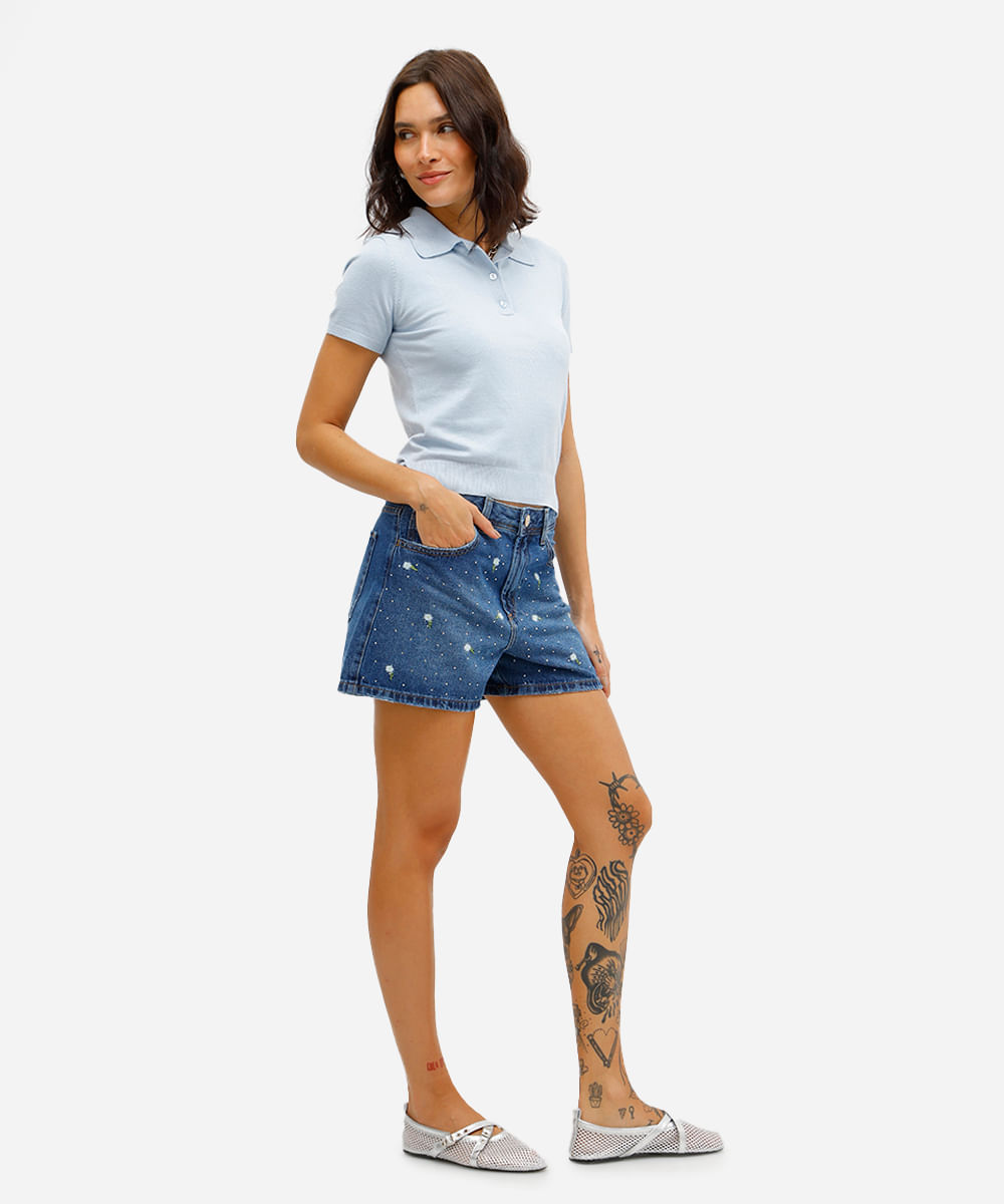 short feminino jeans com bordado floral e brilhos azul