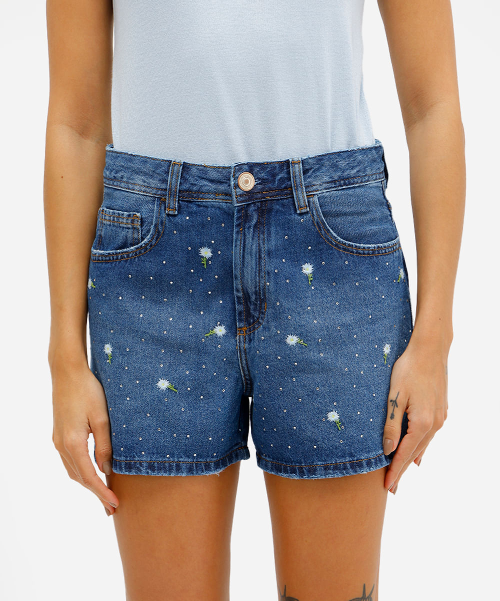 short feminino jeans com bordado floral e brilhos azul