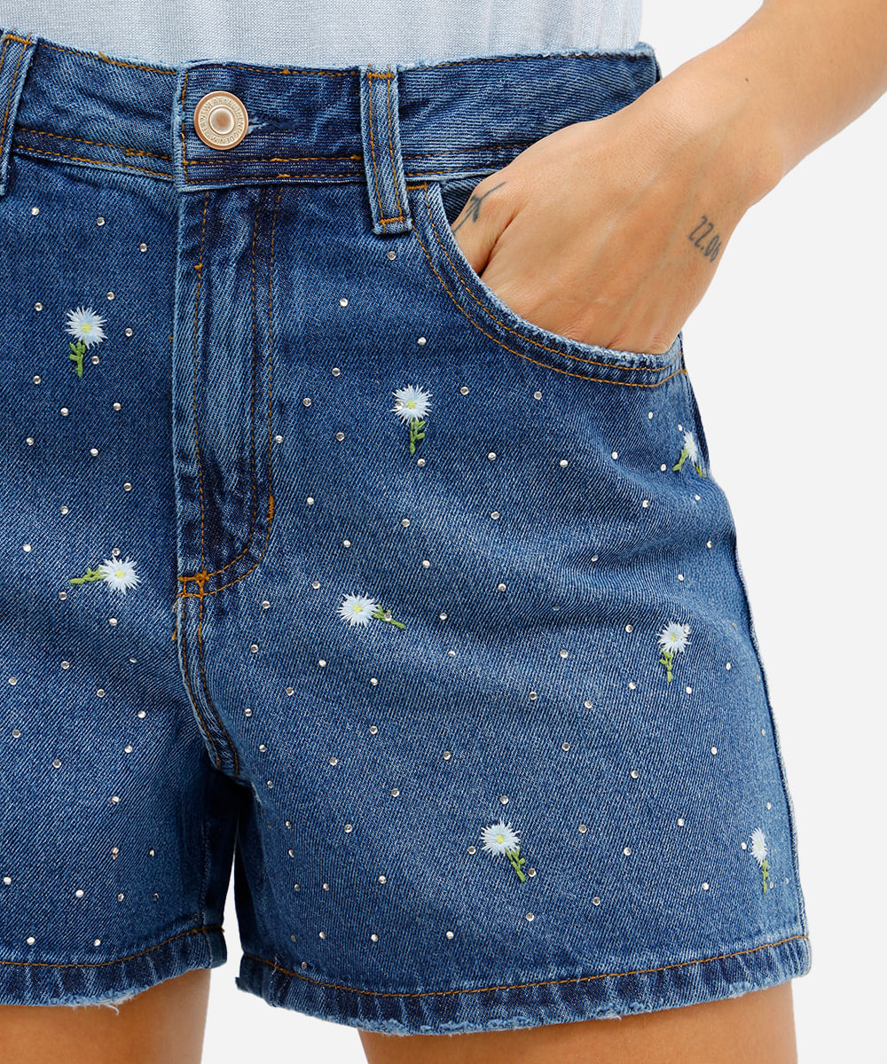 short feminino jeans com bordado floral e brilhos azul