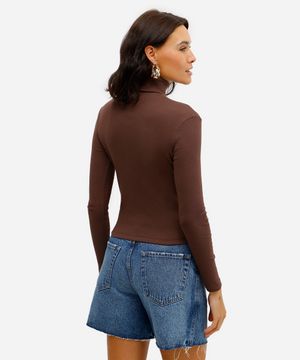 blusa de algodão cropped gola alta - marrom