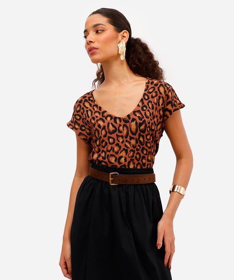 blusa feminina texturizada decote v animal print marrom