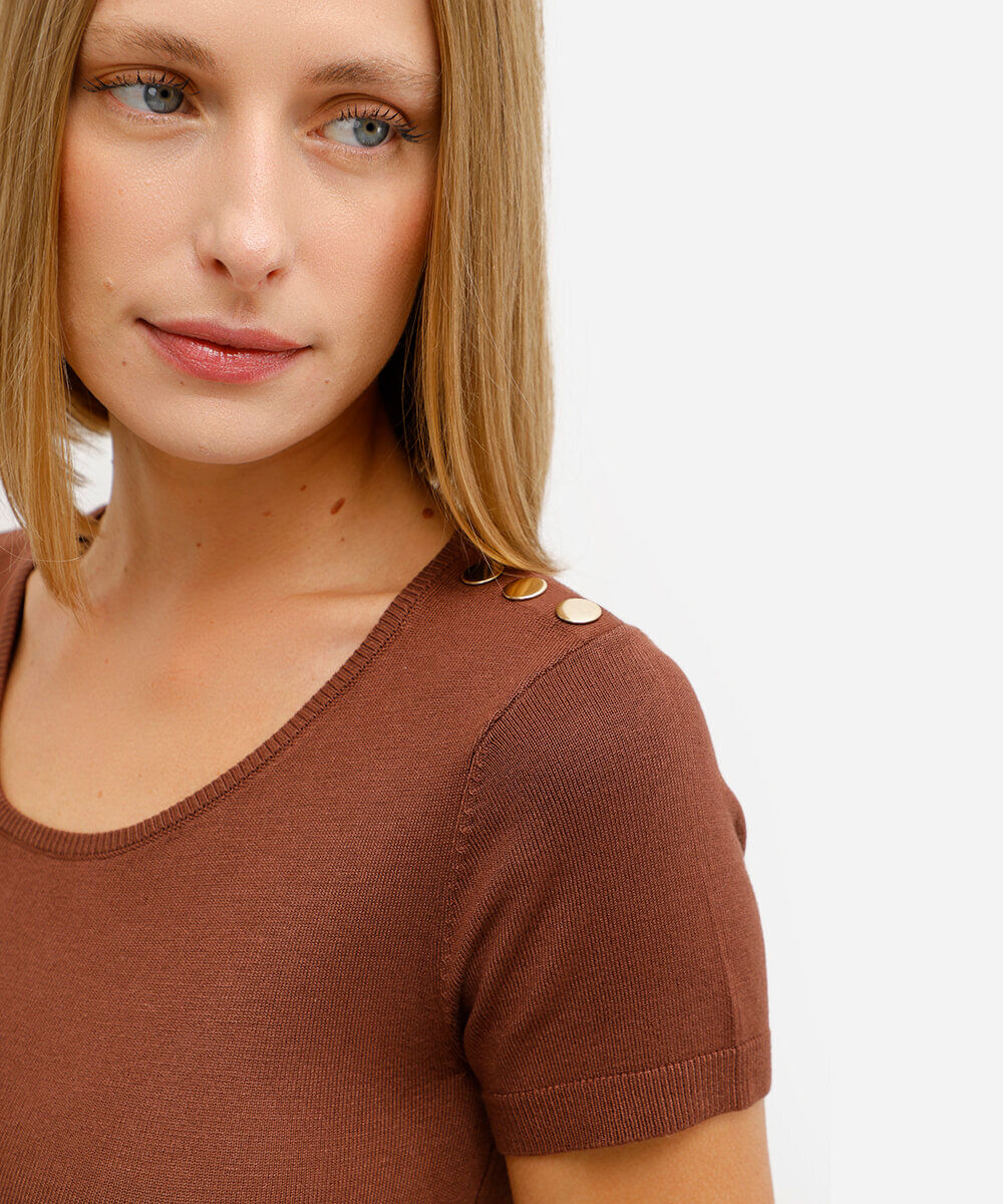 blusa baby look feminina de tricot com botões marrom