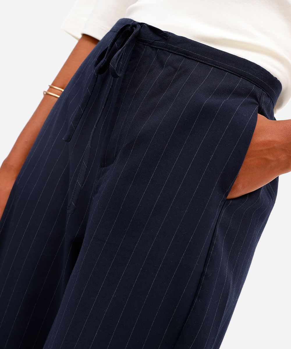calça de alfaiataria feminina risca de giz azul