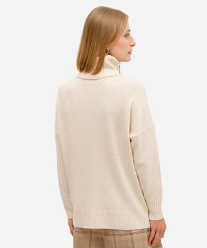 suéter feminino de tricot oversized gola alta bege
