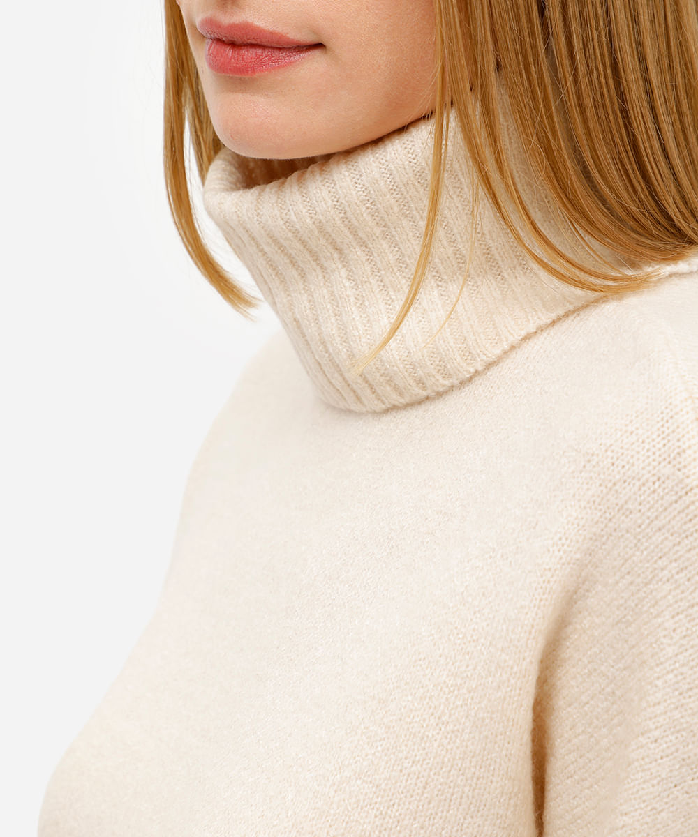 suéter feminino de tricot oversized gola alta bege