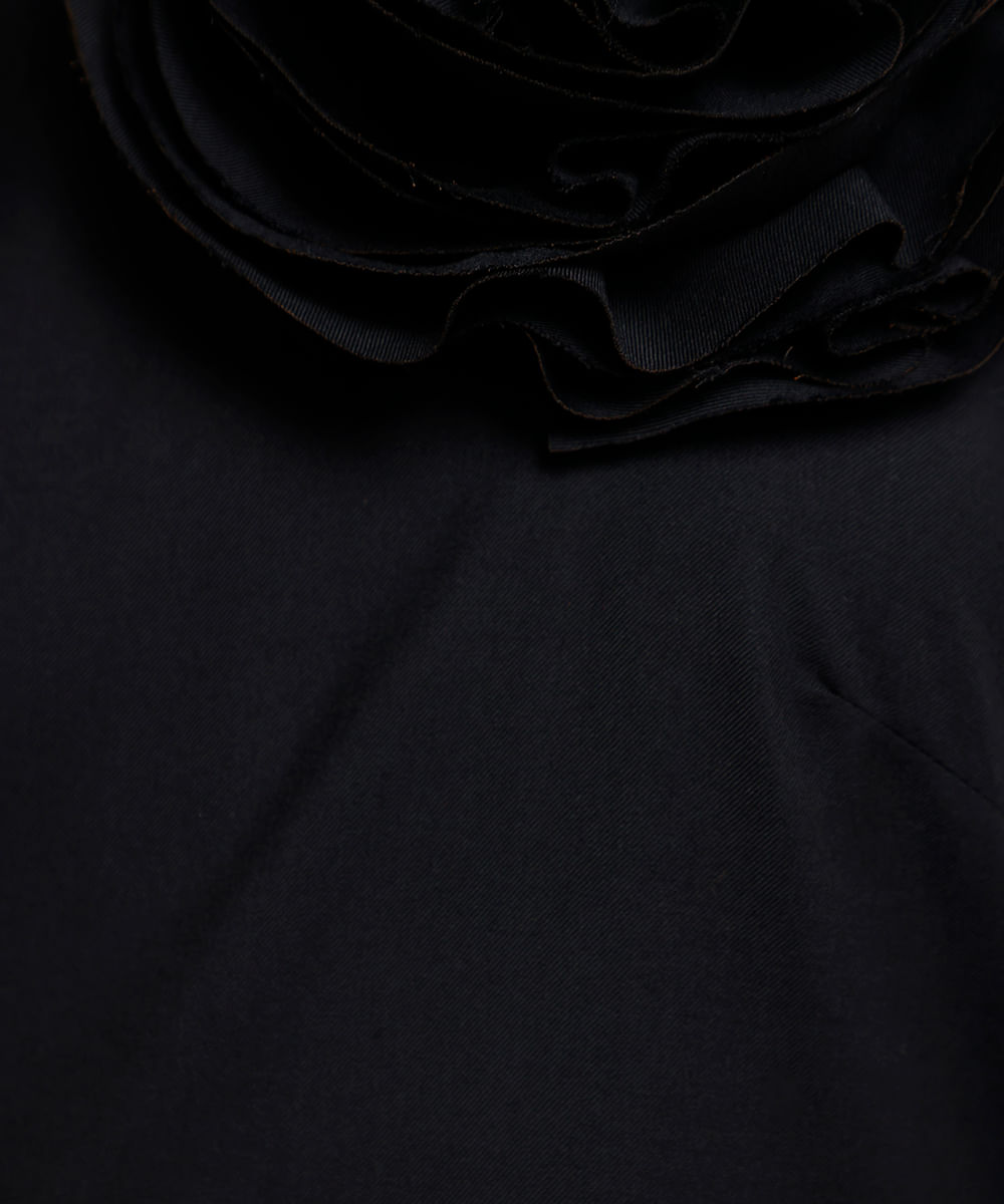 vestido halterneck feminino com flor e fenda mindset preto