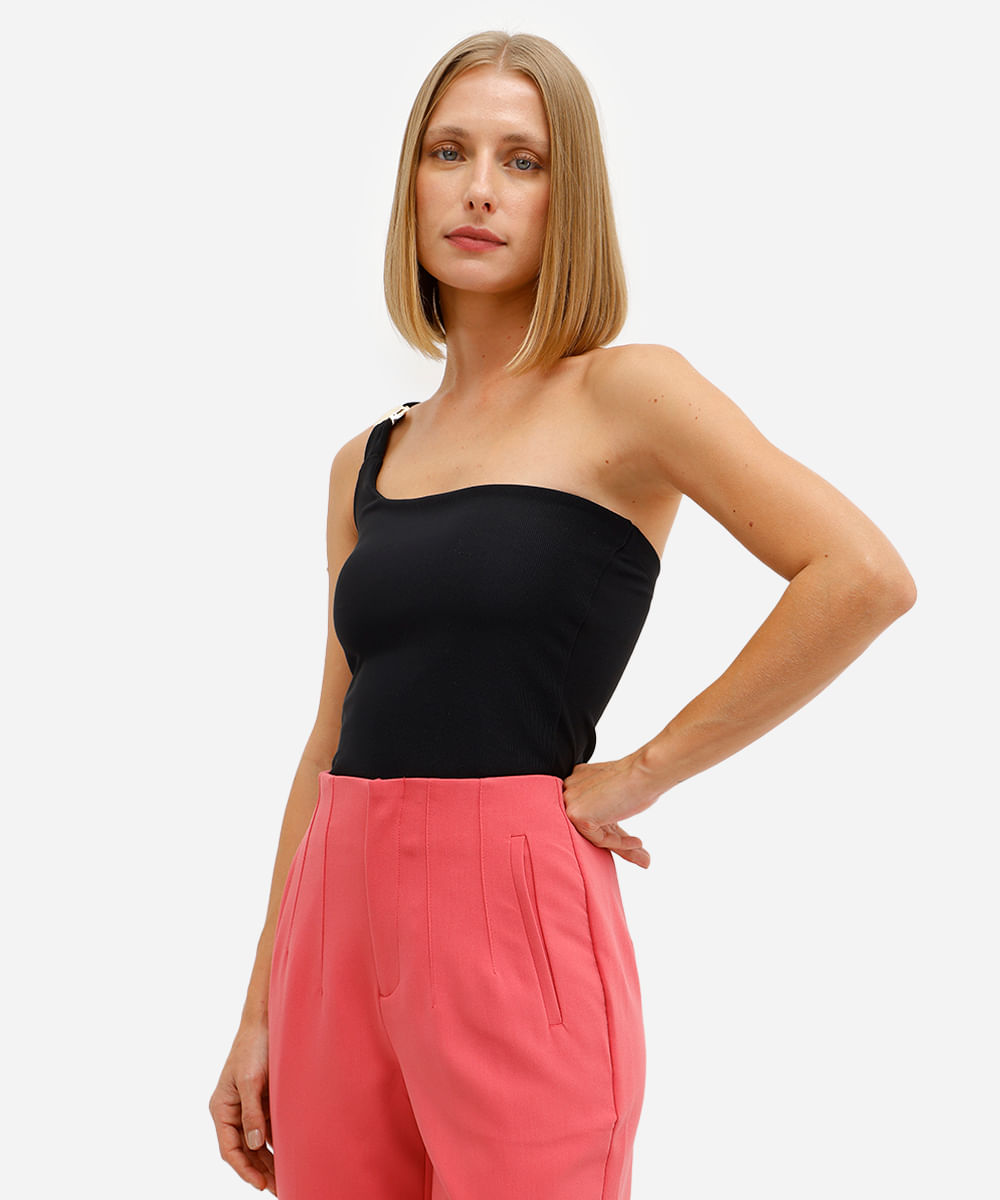 blusa ombro único feminina canelada preta