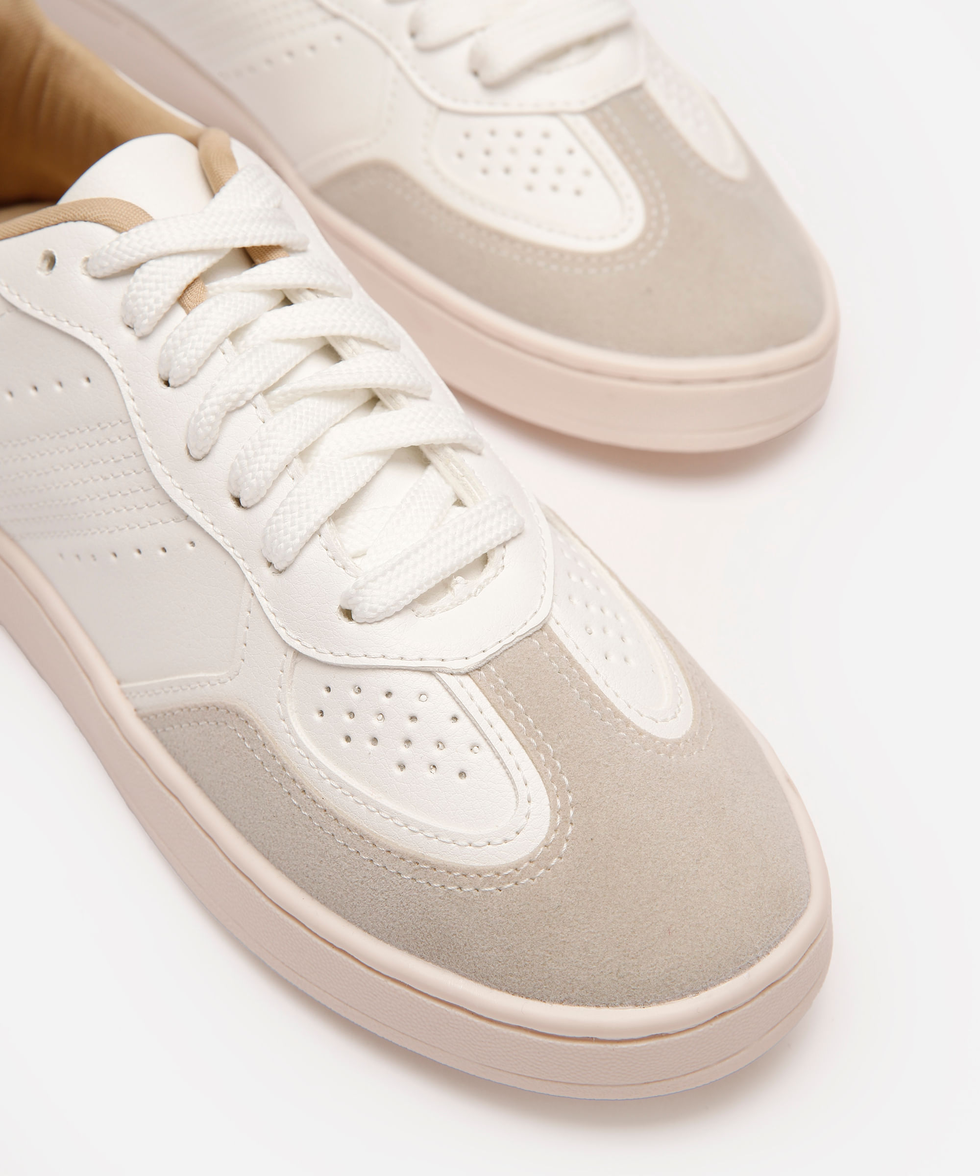 tênis casual feminino com recortes branco