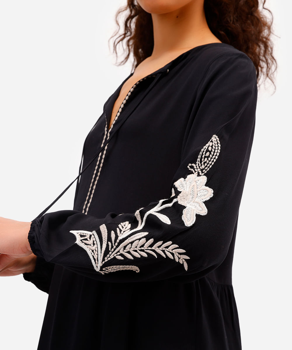 vestido curto feminino de viscose bordado floral preto