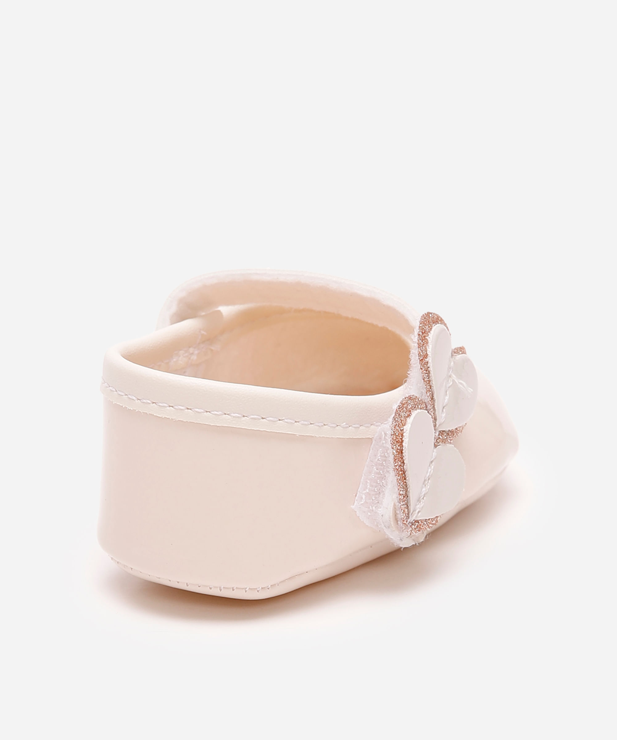 sapatilha envernizada corações off white