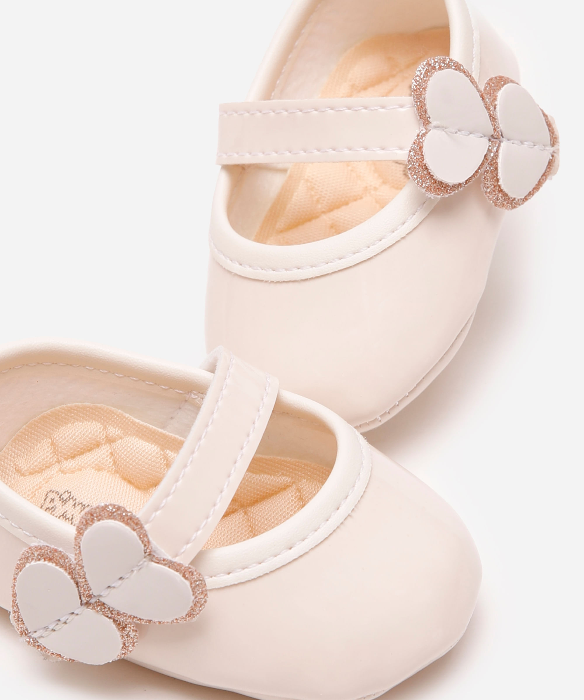 sapatilha envernizada corações off white