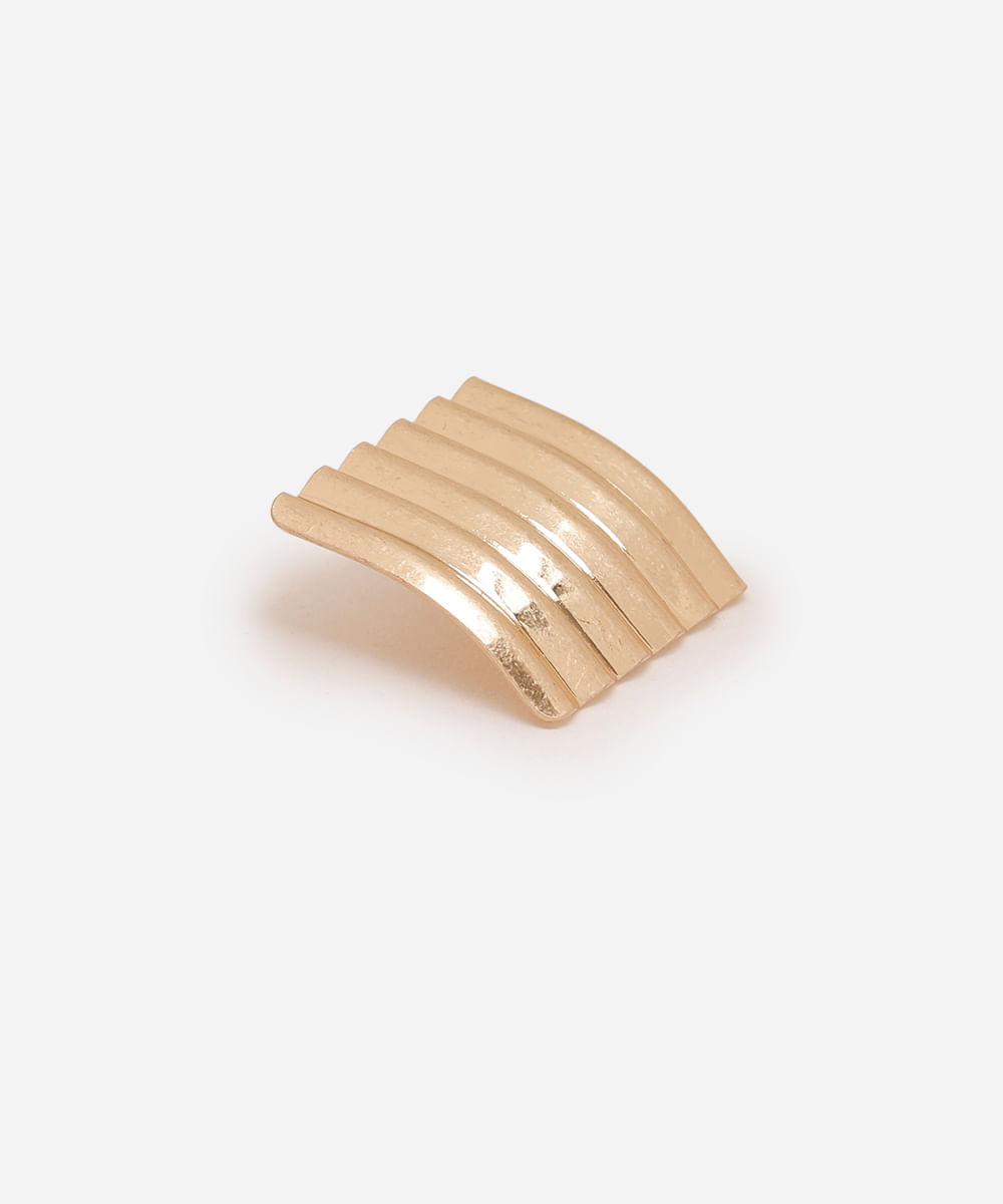 brinco retrô quadrado com textura dourado