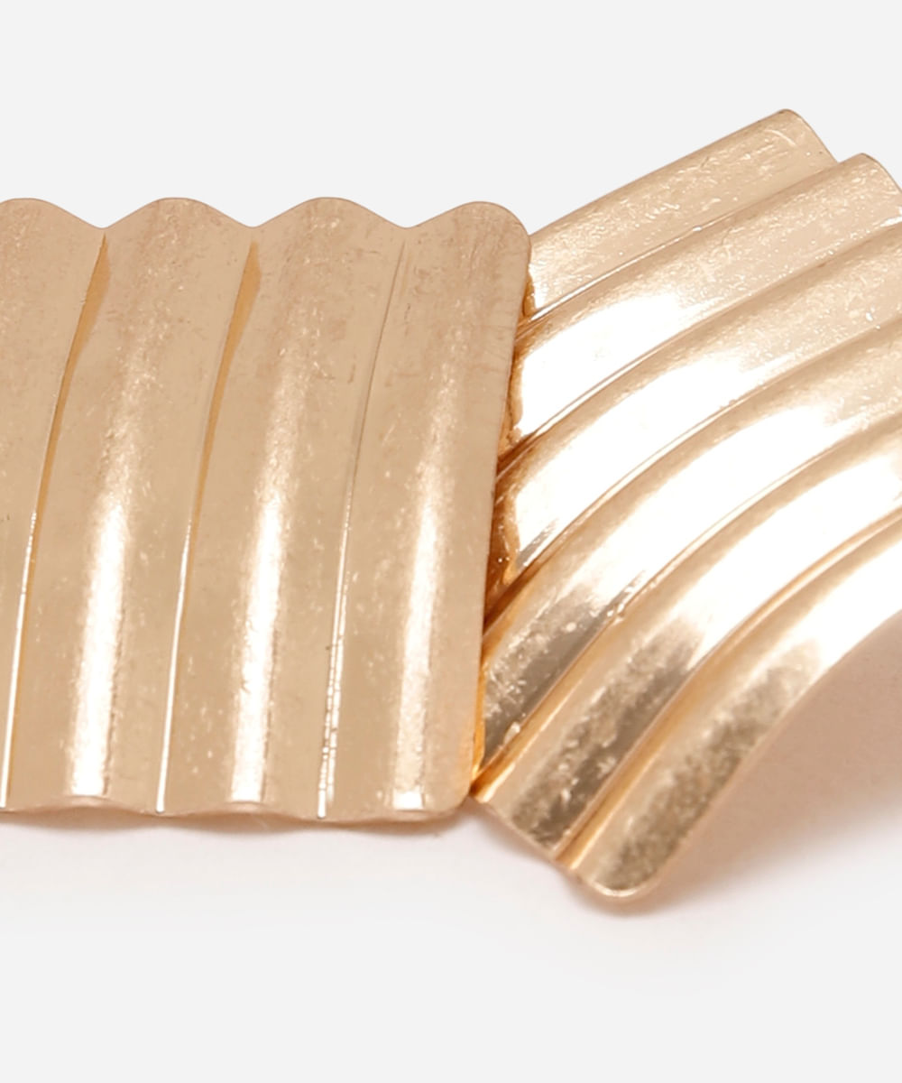 brinco retrô quadrado com textura dourado