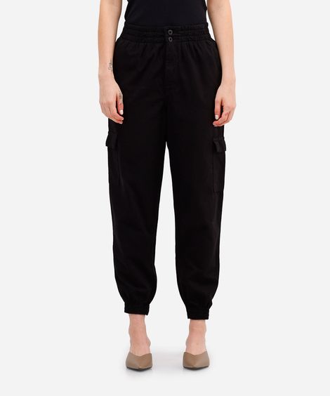 calça jogger feminina de sarja com bolsos cargo preta
