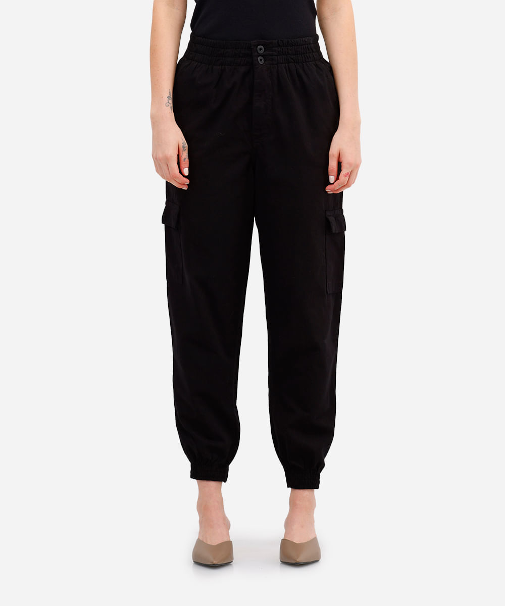 calça jogger feminina de sarja com bolsos cargo preta