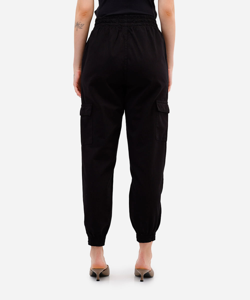 calça jogger feminina de sarja com bolsos cargo preta