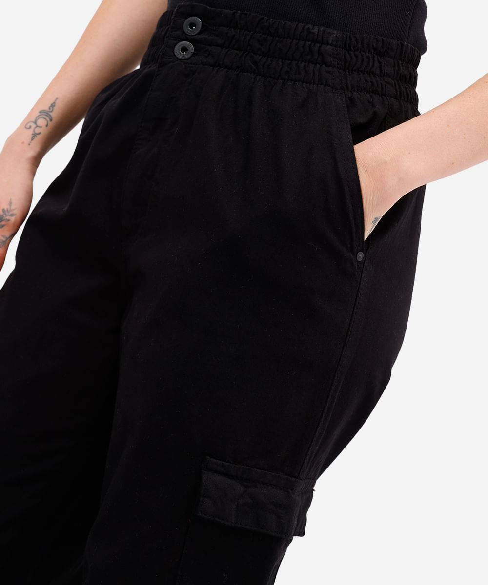 calça jogger feminina de sarja com bolsos cargo preta