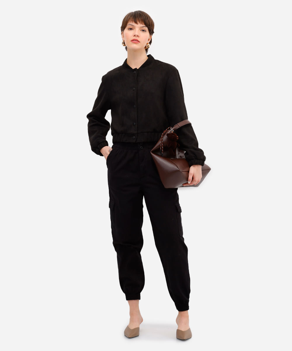 calça jogger feminina de sarja com bolsos cargo preta